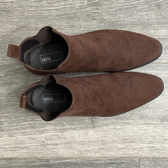New Chelsea boots men. Size is 8.5 but is like a 9 .  Brand:ASOS - Picture 4 of 6